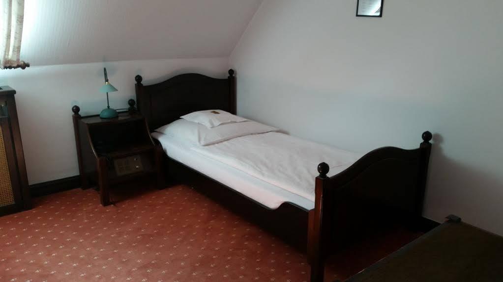 Hotel Zur Traube Moglingen Exteriör bild