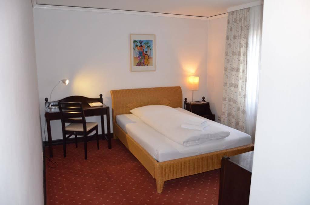 Hotel Zur Traube Moglingen Exteriör bild
